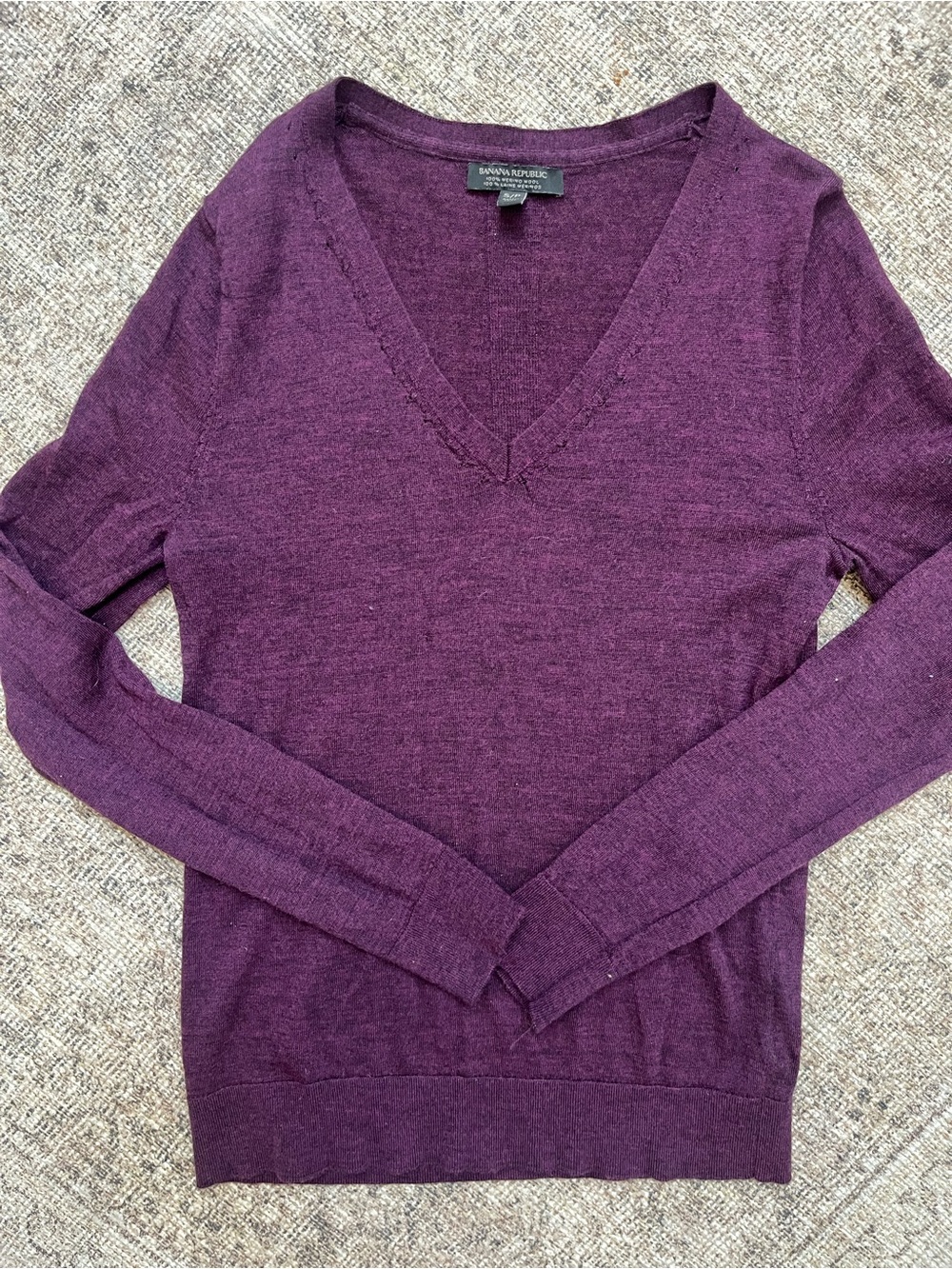 100% Merino Wool Banana Republic Women's Fitted V-Neck Sweater Plum Purple S